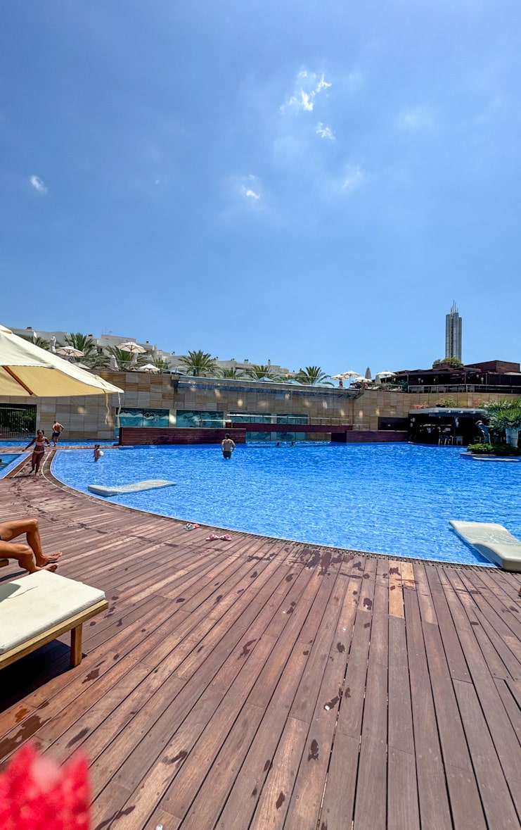 Lorem Ipsum Poollandschaft