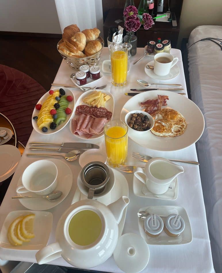 Tolles Frühstück auf dem Zimmer im Dolder Grand Zürich