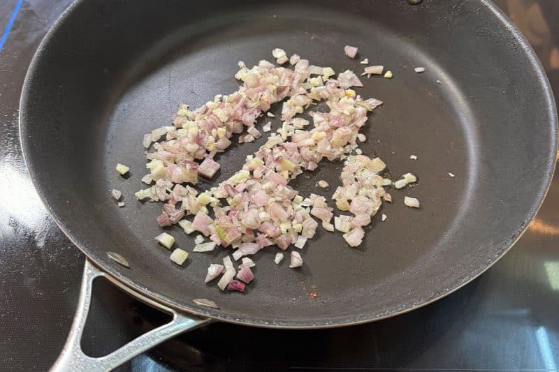 Knoblauch und Schalotten andünsten