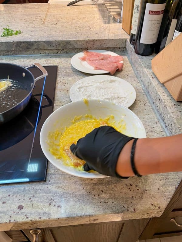 Schnitzel in der Ei- Parmesan Mischung wenden