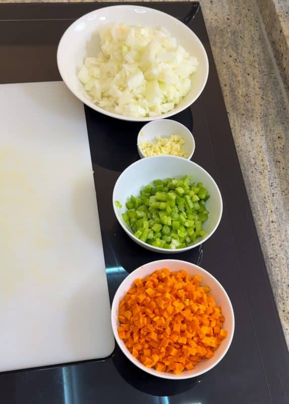 Zwiebeln, Möhren , Knoblauch Sellerie geschnitten