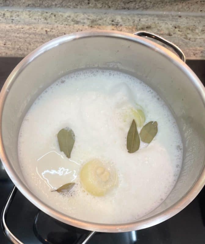 Milch mit Zutaten ziehen lassen