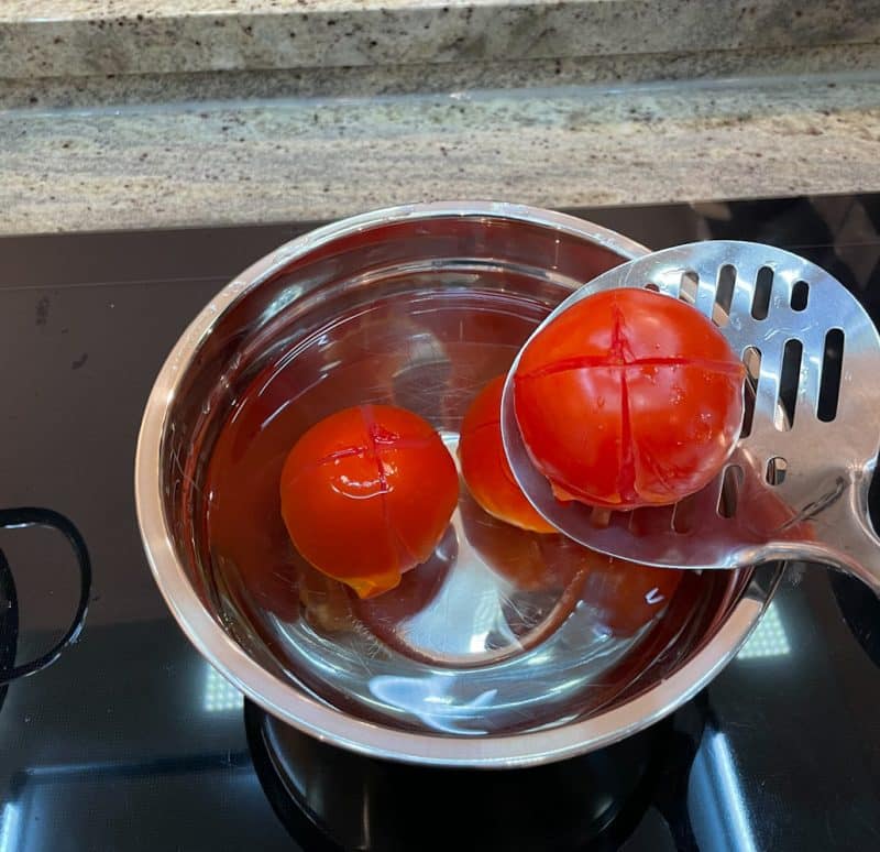 Tomaten abschrecken.