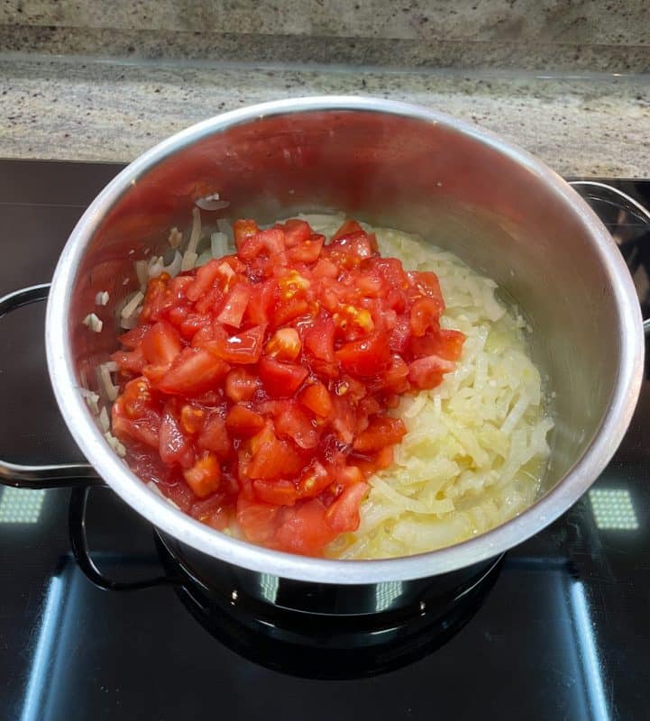Die gewürfelten Tomaten hinzufügen