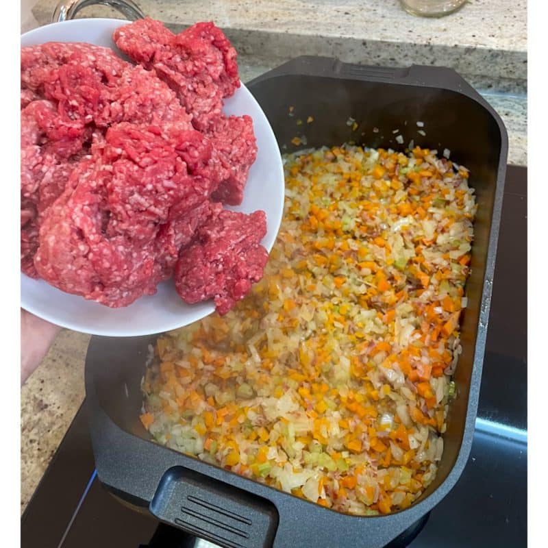 Das Hackfleisch hinzufügen