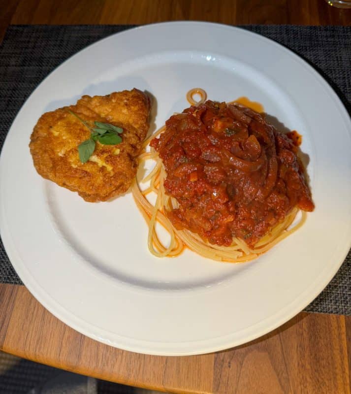 Piccata Milanese.Rezept mit goldbraun gebratenem Putenschnitzel