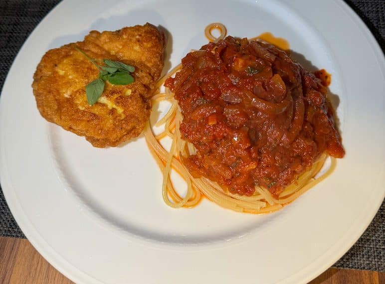 Piccata Milanese.Rezept mit goldbraun gebratenem Putenschnitzel