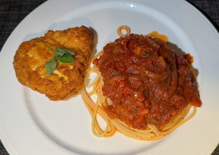 Piccata Milanese.Rezept mit goldbraun gebratenem Putenschnitzel