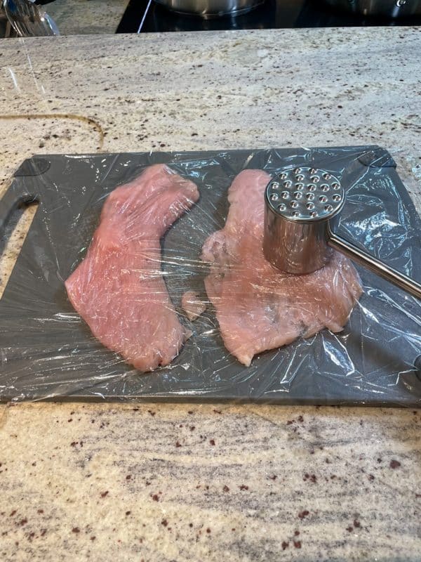 Putenschnitzel flach klopfen