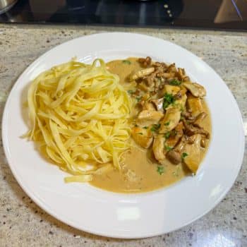 Hähnchengeschnetzeltes mit Pfifferlingen und Tagliatelle