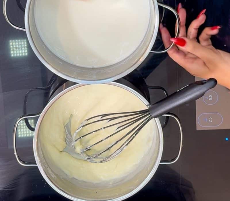 Milch nach und nach hinzufügen