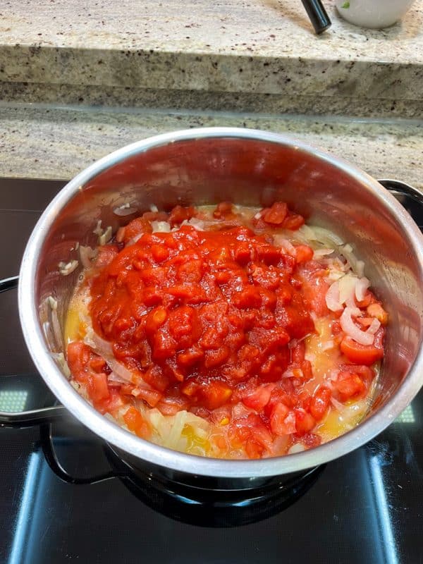 stückigen Tomaten aus der Packung hinzufügen