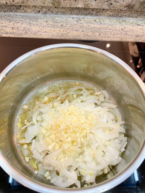 Knoblauch und Zwiebeln dünsten