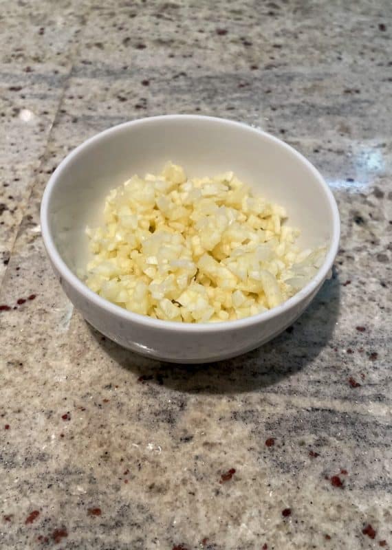 Den Knoblauch fein hacken.