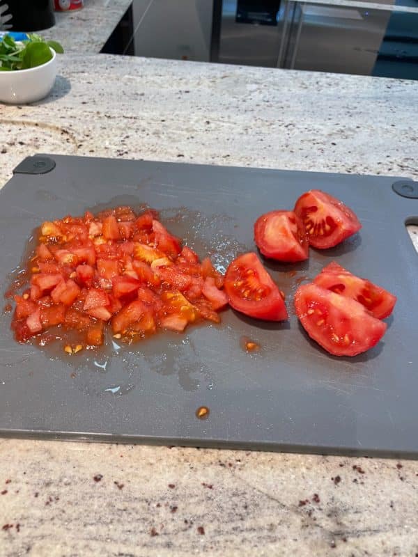 Tomaten in kleine Würfel schneiden