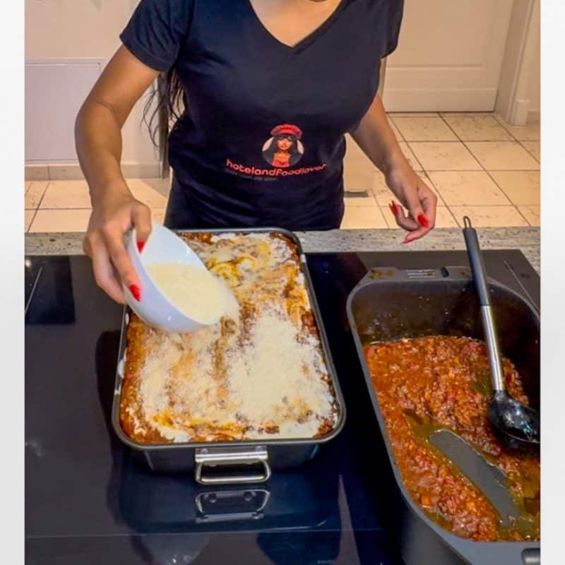 Parmesan auf die letzte Schicht Bechamelsauce streuen