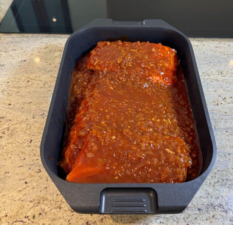 Rippchen mit abgekühlter Marinade bepinseln