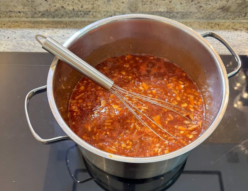 Marinade für zarte Rippchen einköcheln lassen