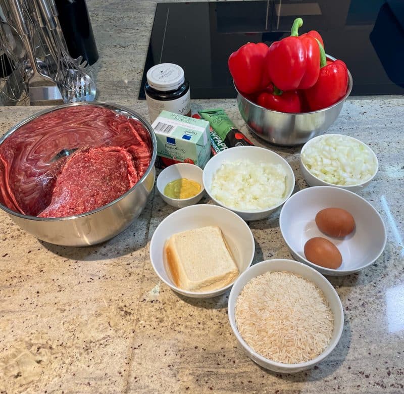 Zutaten :Ein Klassiker der Hausmannskost: Würzig gefüllte Paprikaschoten, sanft gegart in einer aromatischen Tomatensauce. Dieses traditionelle Rezept bringt nostalgische Erinnerungen und pure Gemütlichkeit auf den Teller – perfekt für die ganze Familie!