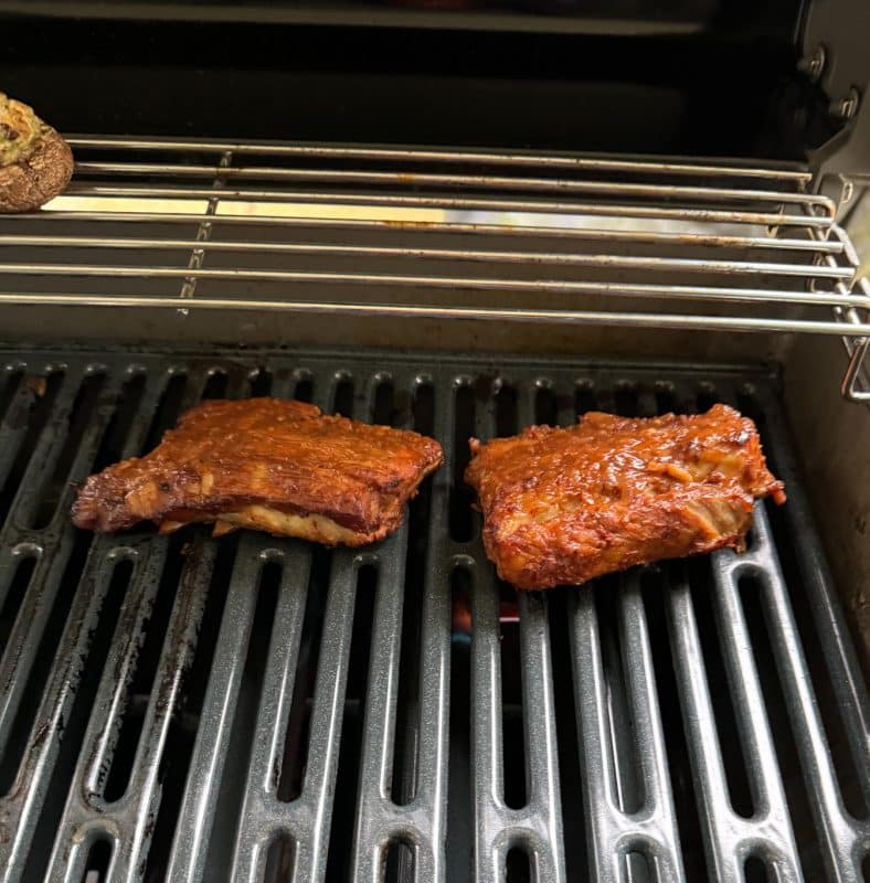 Die gegarten Rippchen auf den heißen Grill legen und mit der restlichen Marinade nochmals bepinseln.