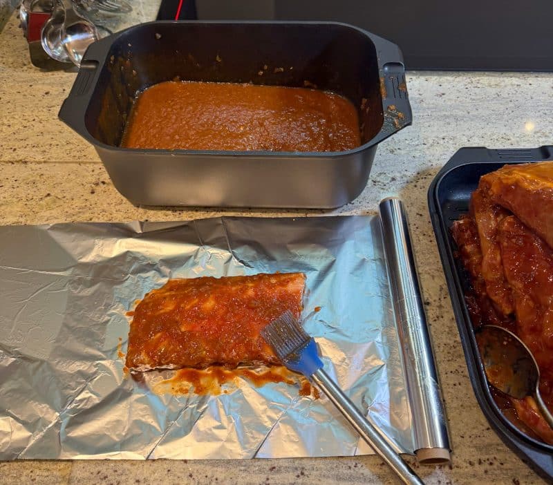 Rippchen auf Alufolie auslegen und mit Marinade bepinseln dann als Päckchen verschließen