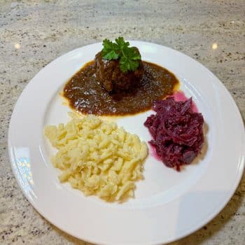 Dazu serviere ich selbstgemachte Spätzle und Rotkohl.