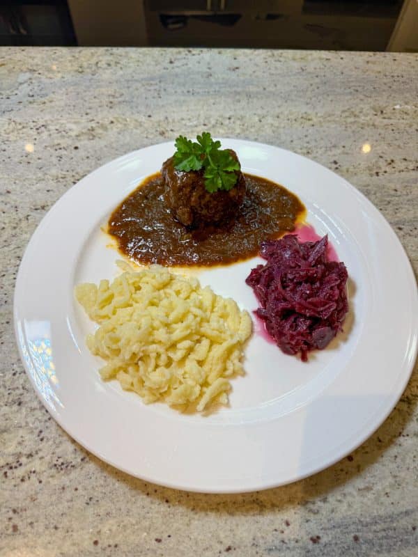 Dazu serviere ich selbstgemachte Spätzle und Rotkohl.