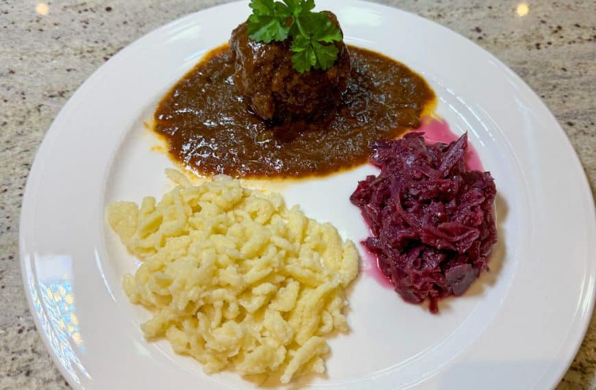 Dazu serviere ich selbstgemachte Spätzle und Rotkohl.