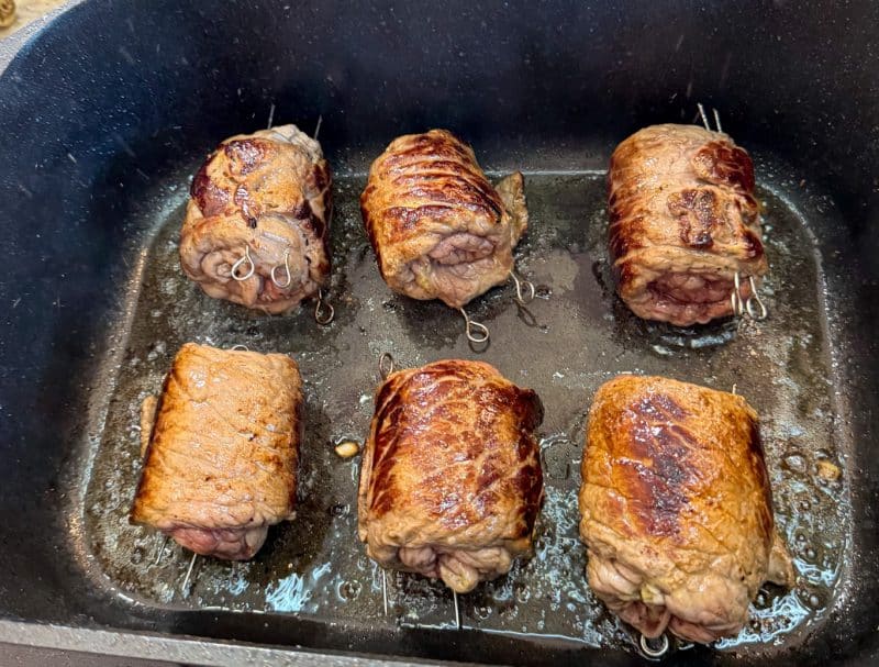 In einem Bräter erhitze ich Butterschmalz, bis es richtig heiß ist, und brate die Rouladen von allen Seiten scharf an.