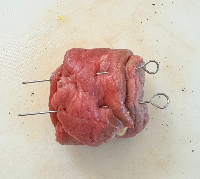 Ich fixiere die Rouladen mit 1-2 Rouladennadeln aus Edelstahl.