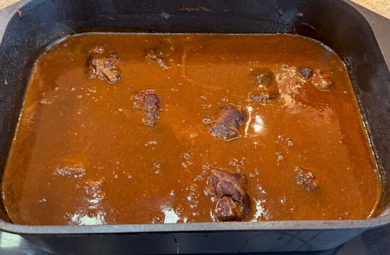 Die fertigen Rouladen lege ich zurück in die Soße und lasse sie kurz durchziehen.
