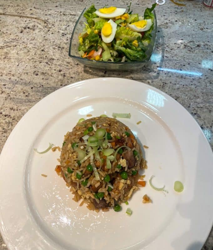 Ich habe den gebratenen Reis mit einem gemischten Salat serviert. Guten Appetit!