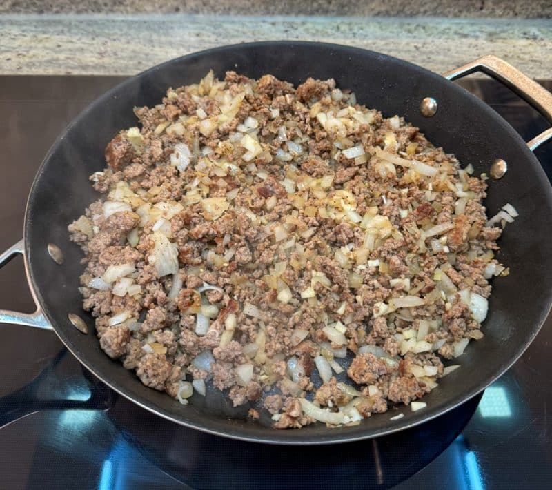 Zwiebeln und Knoblauch hinzufügen und glasig dünsten.