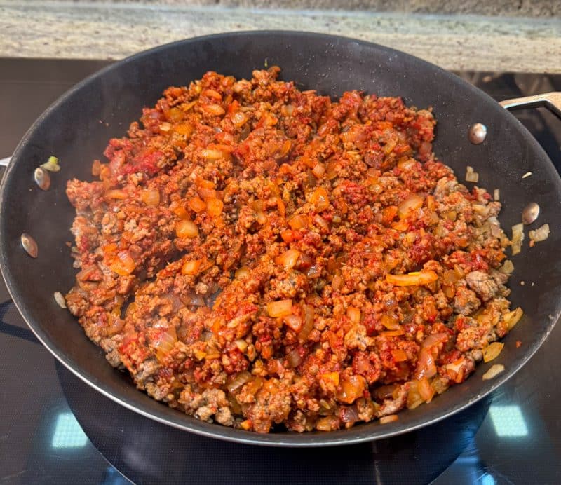 Tomatenmark hinzufügen und anrösten