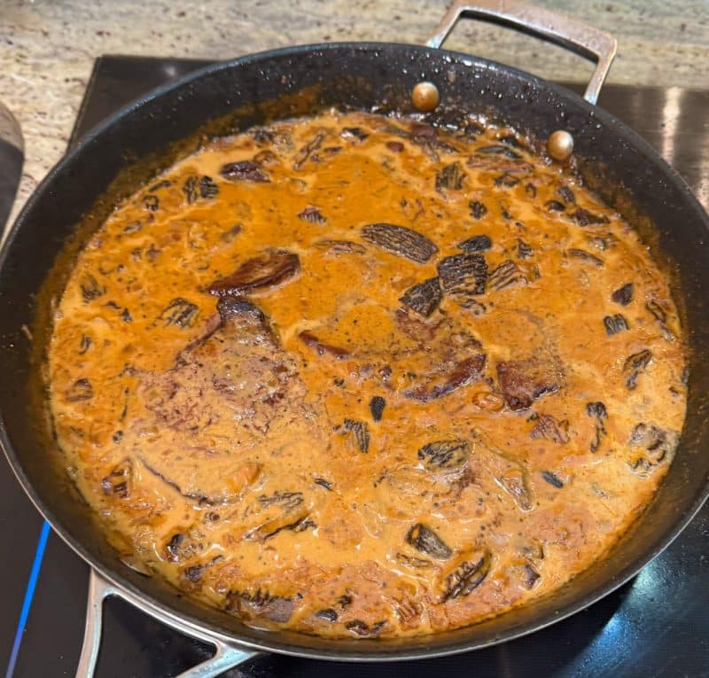 Das Fleisch zurück in Pfanne legen