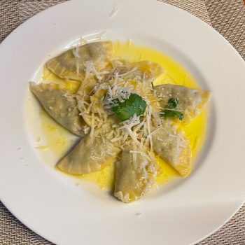 Fertige Ravioli mit Butter- Knoblauch sauce anrichten