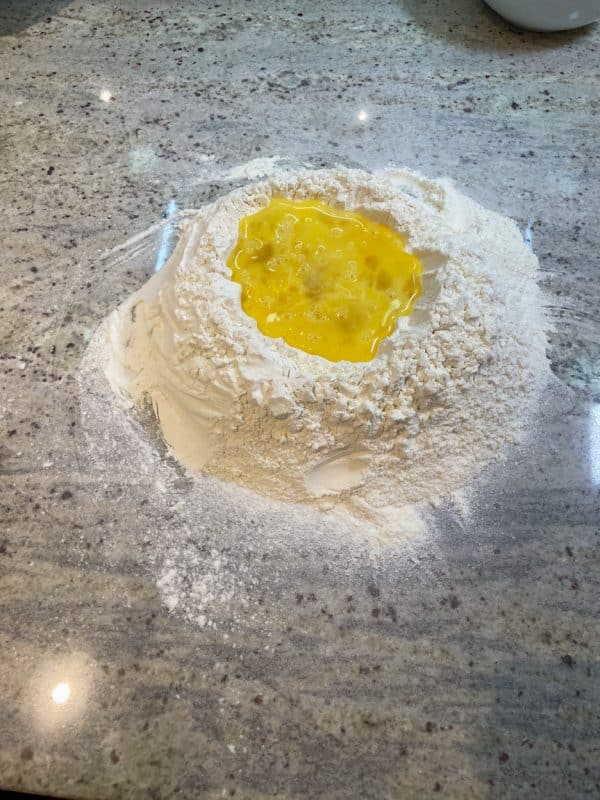 Eier und Öl in die Mulde geben