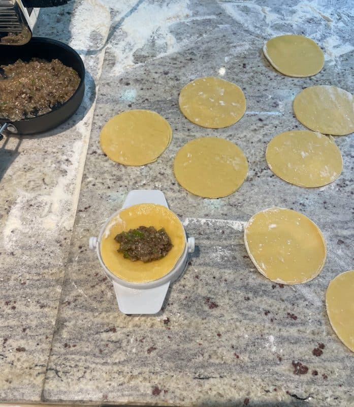Ravioli mit Ravioliform ausstechen