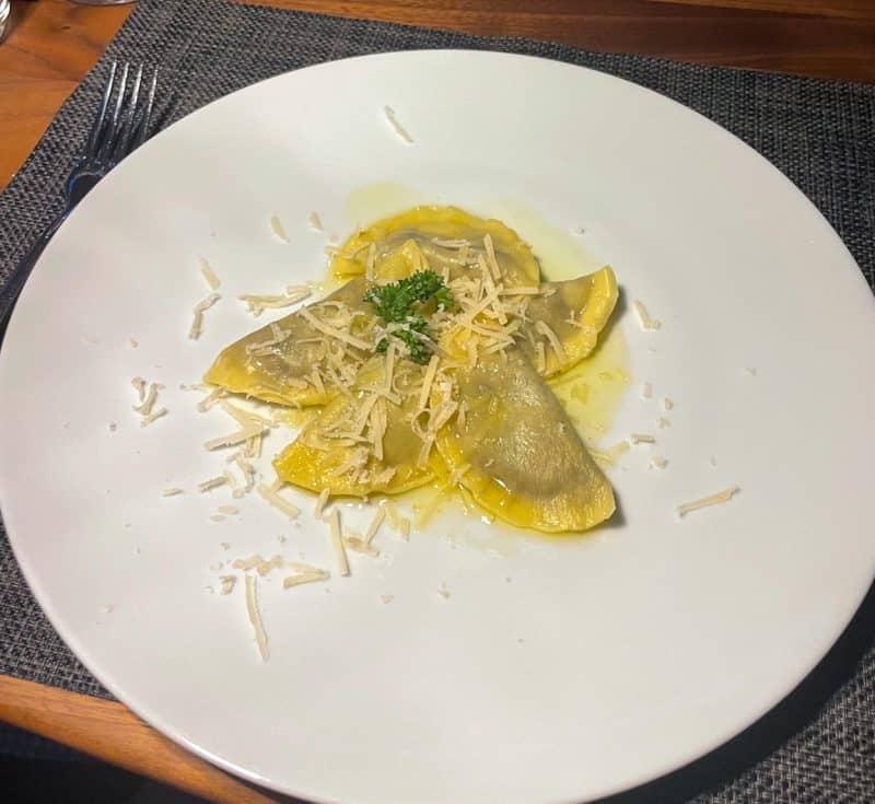 Die fertigen Ravioli mit Buttersauce anrichten