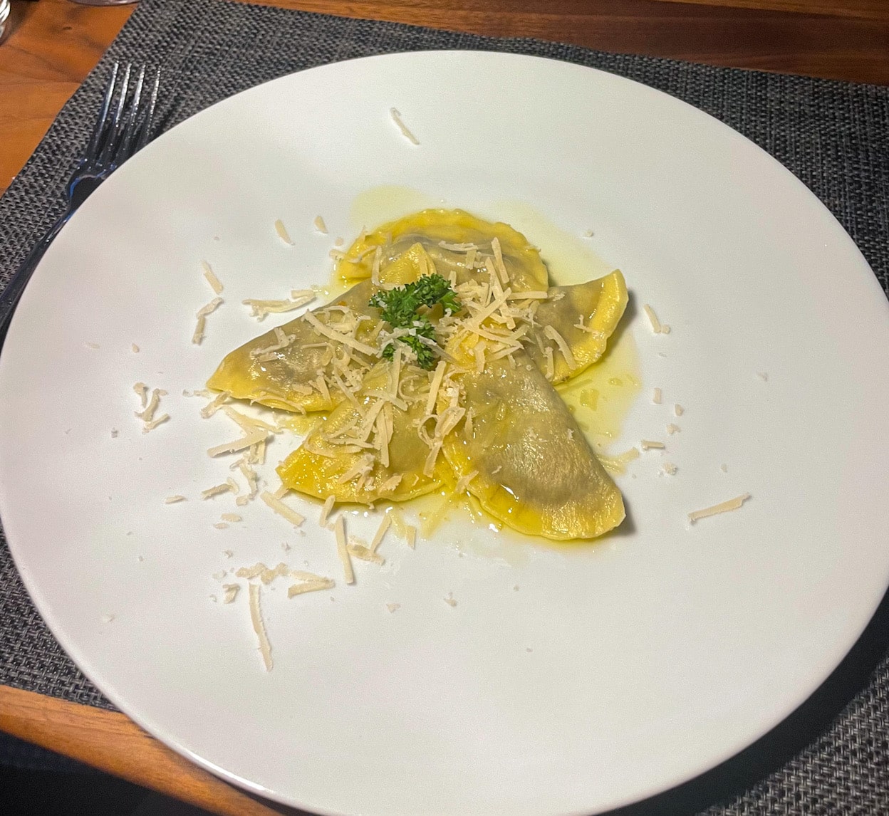 Die fertigen Ravioli mit Buttersauce anrichten