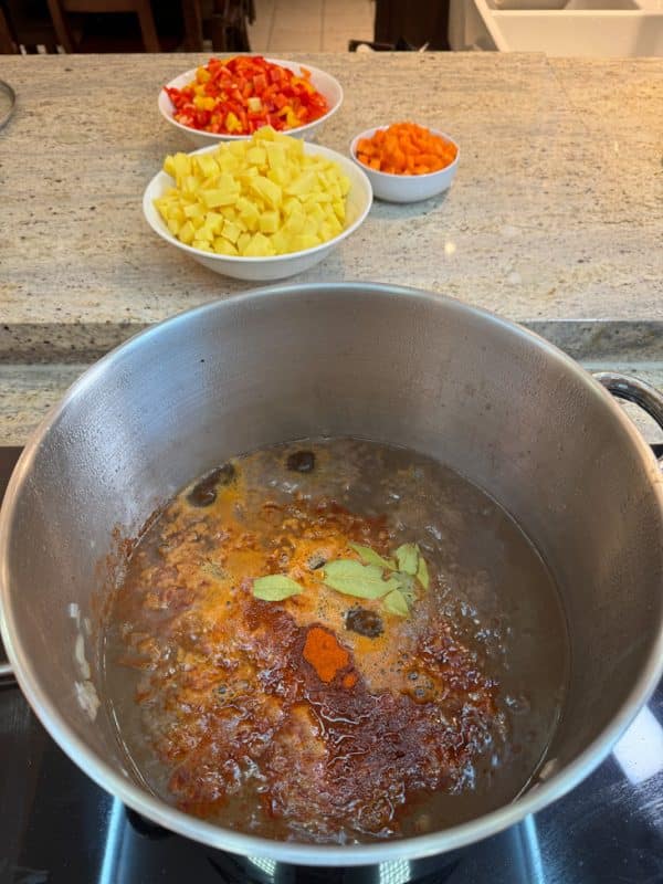 Gewürze hinzufügen Gulaschsuppe