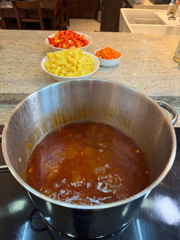 Fleisch schmoren lassen Gulaschsuppe