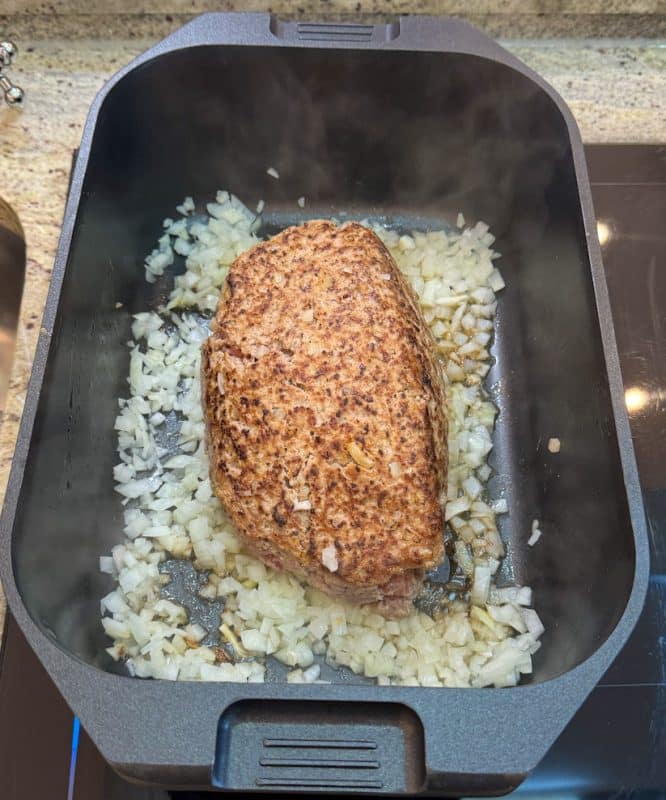 Hackbraten anbraten dann Zwiebeln mitanbraten