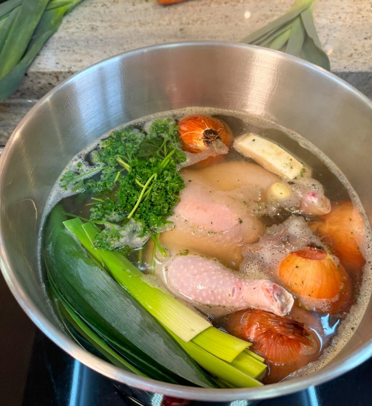 Hühnersuppe drei Stunden köcheln lassen
