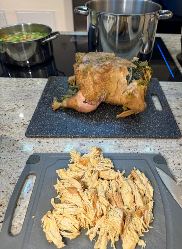 Fleisch vom Huhn zerkleinern
