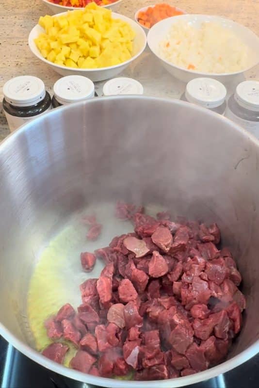 Rindfleisch anbraten Gulaschsuppe