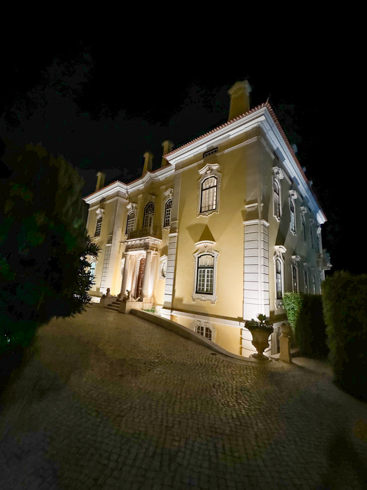 Es war mein erster Aufenthalt in Portugal, und dank des Hotels Estoril Vintage wurde er zu einer unvergesslichen Erfahrung. Ich habe mich von Anfang an rundum wohlgefühlt und kann dieses charmante Juwel aus tiefster Überzeugung empfehlen. Wer ein Hotel sucht, das Luxus, Eleganz und Herzlichkeit auf perfekte Weise vereint, der wird hier sein perfektes Zuhause auf Zeit finden.
Danke an das gesamte Team für diese wundervolle Erfahrung – ich komme definitiv wieder!
Hotelandfoodlover Sandra Eigen .hotelandfoodlover