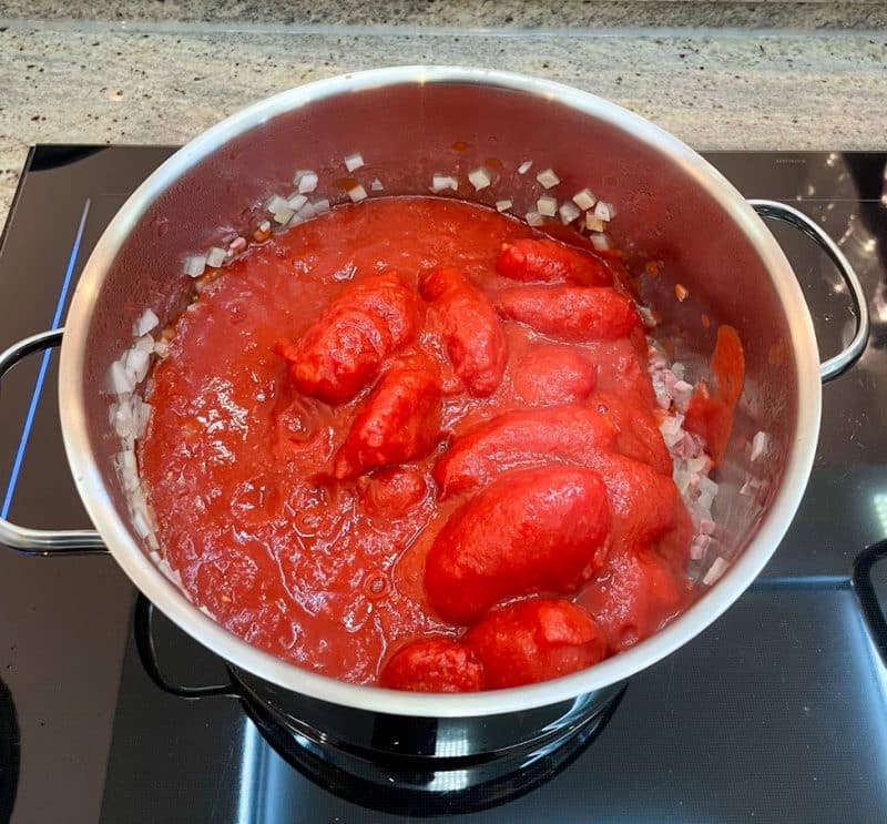 Tomaten hinzufügen Überbackene Pasta