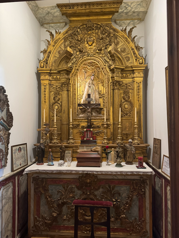 Altar im Vintage Hotel Estoril.Sandra Eigen.Hotel & Food lover