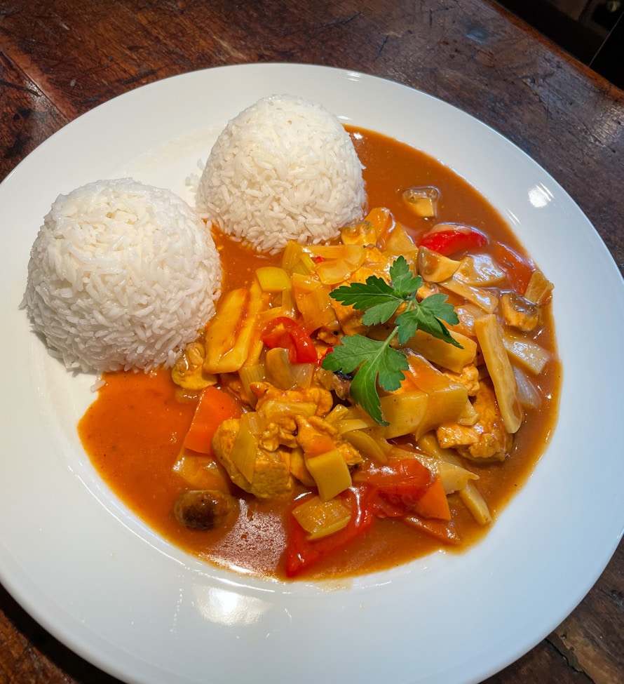 Schnelles Curry mit Huhn – Frisch, würzig & einfach gemacht. Sandra Eigen. hotelandfoodlover,hitelandfoodlover.hotel & foodlover